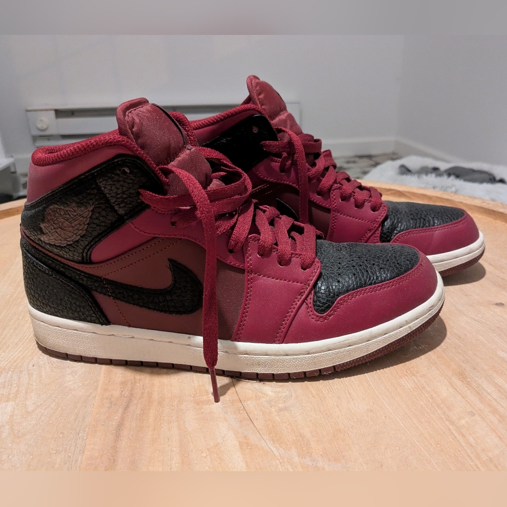 Men's Air Jordan Retro 1 Mid: Red/Gym Red/Summit White (Size 9)